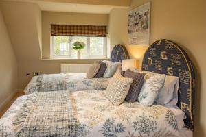 En eller flere senge i et værelse på STAXTON COACH HOUSE dog friendly with garden