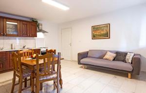 Nhà bếp/bếp nhỏ tại 2 Bedroom Stunning Apartment In Bale