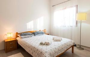 Giường trong phòng chung tại 2 Bedroom Stunning Apartment In Bale