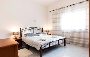 Giường trong phòng chung tại 2 Bedroom Stunning Apartment In Bale