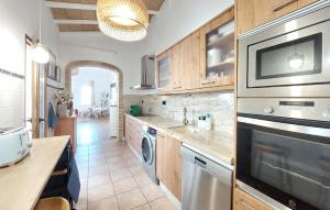 a kitchen with a washer and a sink and a dishwasher at Stunning Home In Piles With Wifi in La Playa de la Torre de Piles