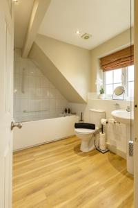 Et badeværelse på STAXTON COACH HOUSE dog friendly with garden + 43 billeder