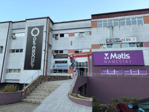 ČitlukにあるVila Madera Pribojの側面に看板がある建物