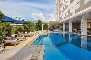 达沃市达沃丽柏酒店的一张酒店游泳池的图片