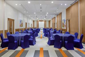 达沃市达沃丽柏酒店的摆放着蓝色桌椅的宴会厅 更多53张照片