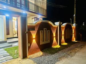 un bâtiment avec des lumières sur le côté dans l'établissement Golden Villa, à Wayikkal 3 autres photos