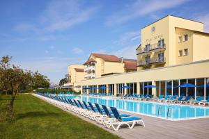 Bazén v ubytování Dorint MARC AUREL Spa & Golf Resort nebo v jeho okolí