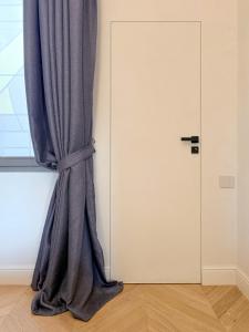 a curtain in a room next to a door at Continental Apartment Unirii in Cluj-Napoca