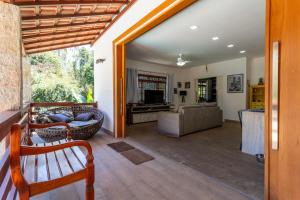a living room with a couch and a table at Sitio com Piscina, Jogos e Espaco Home Office in Cinco Lagos