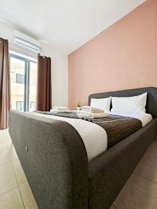 スリーマにあるSliema 3 bedrooms apartmentの部屋の中に大きなベッドがある寝室