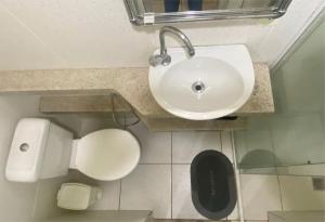 Casa no centro histórico de São João del- Rei في ساو جواو ديل ري: حمام مع حوض ومرحاض +9 صور