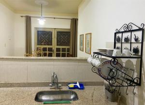 Casa no centro histórico de São João del- Rei في ساو جواو ديل ري: مطبخ مع حوض ومرآة