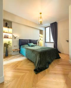 a bedroom with a bed and a wooden floor at Continental Apartment Unirii in Cluj-Napoca