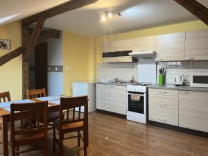 Kuchyň nebo kuchyňský kout v ubytování Apartments Bea