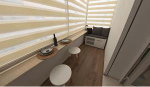 Habitación con ventana, sofá y silla en Farah, en Sousse