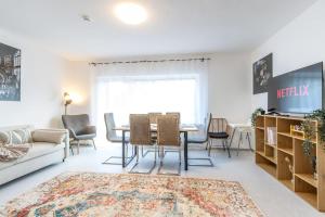 un salon avec une table, des chaises et un canapé dans l'établissement Romantische Wohnung in der Moselregion, à Treis-Karden