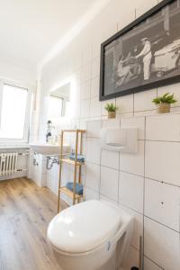 La salle de bains est pourvue de toilettes et d'une télévision murale. dans l'établissement Romantische Wohnung in der Moselregion, à Treis-Karden