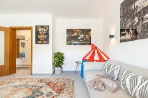 un salon avec un canapé et une table dans l'établissement Romantische Wohnung in der Moselregion, à Treis-Karden