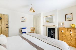 Giường trong phòng chung tại Rose Cottage