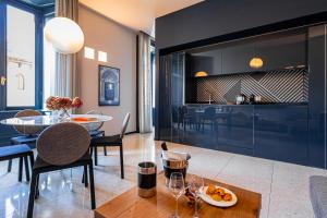 une cuisine et une salle à manger avec une table et des chaises dans l'établissement Palazzo Visconti - by MyHomeInComo, à Côme