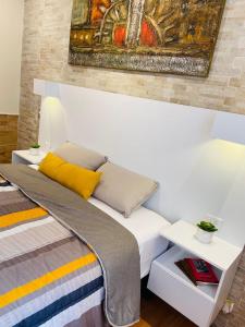 Un dormitorio con una cama y un cuadro en la pared. en Departamento Bonito cama Queen, con acceso privado, en Ramos Arizpe