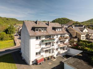 une vue aérienne d'un grand bâtiment blanc dans l'établissement Romantische Wohnung in der Moselregion, à Treis-Karden