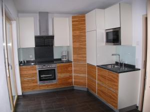 A cozinha ou kitchenette de Feriendorf Uorsin