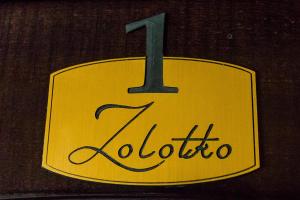 una etiqueta amarilla con el número uno. en Zolotko en Galaţi