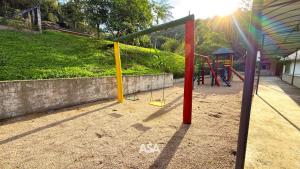 - une aire de jeux avec balançoire dans un parc dans l'établissement ASA | Sítio Vô Tontini | Natureza | Quadra | Pisc., à Gaspar