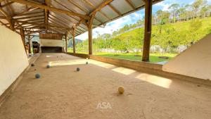 une pièce avec un tas de balles par terre dans l'établissement ASA | Sítio Vô Tontini | Natureza | Quadra | Pisc., à Gaspar
