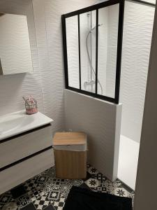 ein Bad mit einer Badewanne und einer Dusche mit einem Fenster in der Unterkunft Maison de vacances , idéale pour famille avec accès plage et spa in Barbâtre