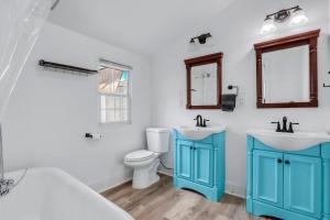 une salle de bain avec deux lavabos et un WC dans l'établissement The Tilted Texan, à Buda 25 autres photos