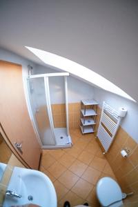 een badkamer met een douche en een dakraam bij Garni Hotel Keltika in Izola
