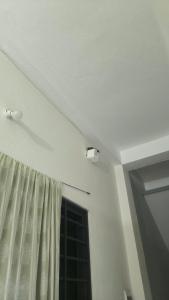 ein weißes Zimmer mit einem Fenster und einem Vorhang in der Unterkunft Sentaffe Apt Qn in Quy Nhon