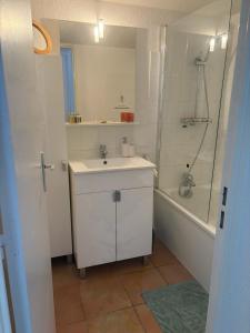 Ένα μπάνιο στο Petite perle