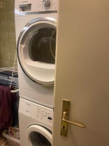 a washing machine and a washer and dryer in a room at Apartamento en el centro de rorschach in Rorschach