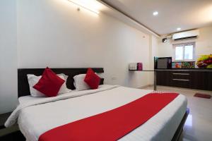 Postel nebo postele na pokoji v ubytování Hotel O Pydithalli Ammavari Temple Vizianagaram