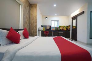 Postel nebo postele na pokoji v ubytování Hotel O Pydithalli Ammavari Temple Vizianagaram