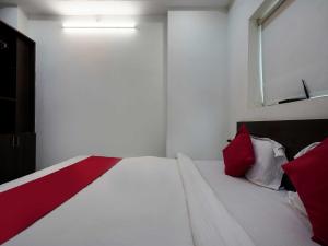 Postel nebo postele na pokoji v ubytování Hotel O Pydithalli Ammavari Temple Vizianagaram