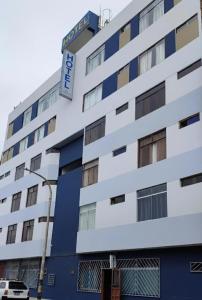 トルヒーリョにあるHotel JORGE CHAVEZの側面に看板がある建物