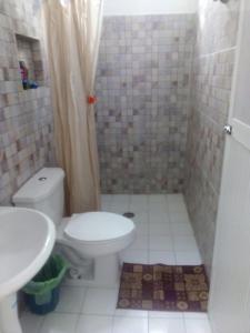 a bathroom with a toilet and a sink at Casa Mia in Cedro