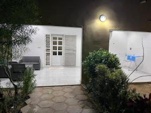 Habitación con puerta blanca y sofá en Keur joie, en Mbour