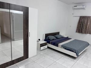 Un dormitorio con una cama y una ducha a ras de suelo. en Keur joie, en Mbour