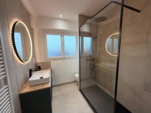 ein Badezimmer mit Dusche und Waschbecken in der Unterkunft Ty Glou Maison Charmante - 5m plage in Ploemeur + 22 Fotos