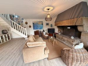 ein Wohnzimmer mit Sofa und Kamin in der Unterkunft Ty Glou Maison Charmante - 5m plage in Ploemeur