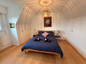 ein Schlafzimmer mit einem blauen Bett mit zwei Teddybären darauf in der Unterkunft Ty Glou Maison Charmante - 5m plage in Ploemeur