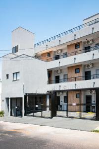 an empty street in front of a building at Xavi Studio - Sem Vaga de Garagem in Bauru