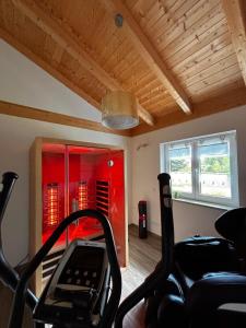 a room with a gym with a treadmill at Ferienhaus Fichtelwichtel in Mehlmeisel