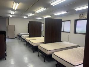 a row of mattresses in a hospital room with beds at K5 Building - Vacation STAY 20273 in Nabegayato