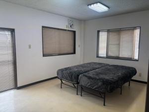 a bedroom with a bed in a room with windows at K5 Building - Vacation STAY 20273 in Nabegayato +27 photos